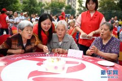 合肥：爱心志愿者为老人举办集体生日会